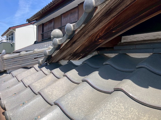 破風板と瓦の取り合い部分の漆喰